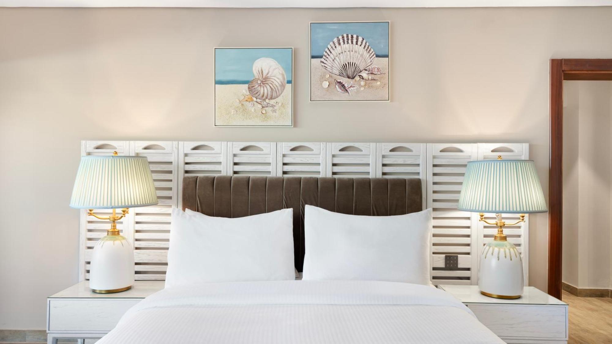 Rixos Premium Alamein El Alamein Rum bild A bedroom at Hilton Garden Inn